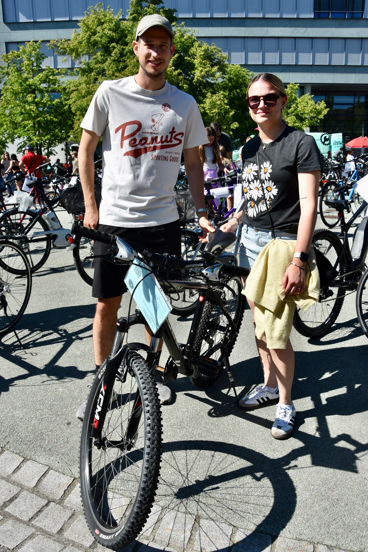 noneEin Mann und eine Frau mit einem Velo.